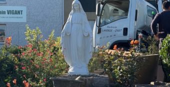Fourniture et pose d'une statue de la Vierge pour une commune.